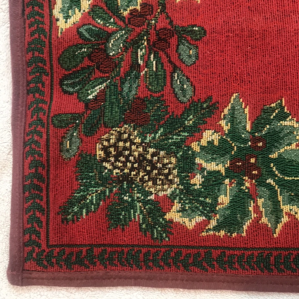 Holly & Acorn Mat - Picture 6 of 16